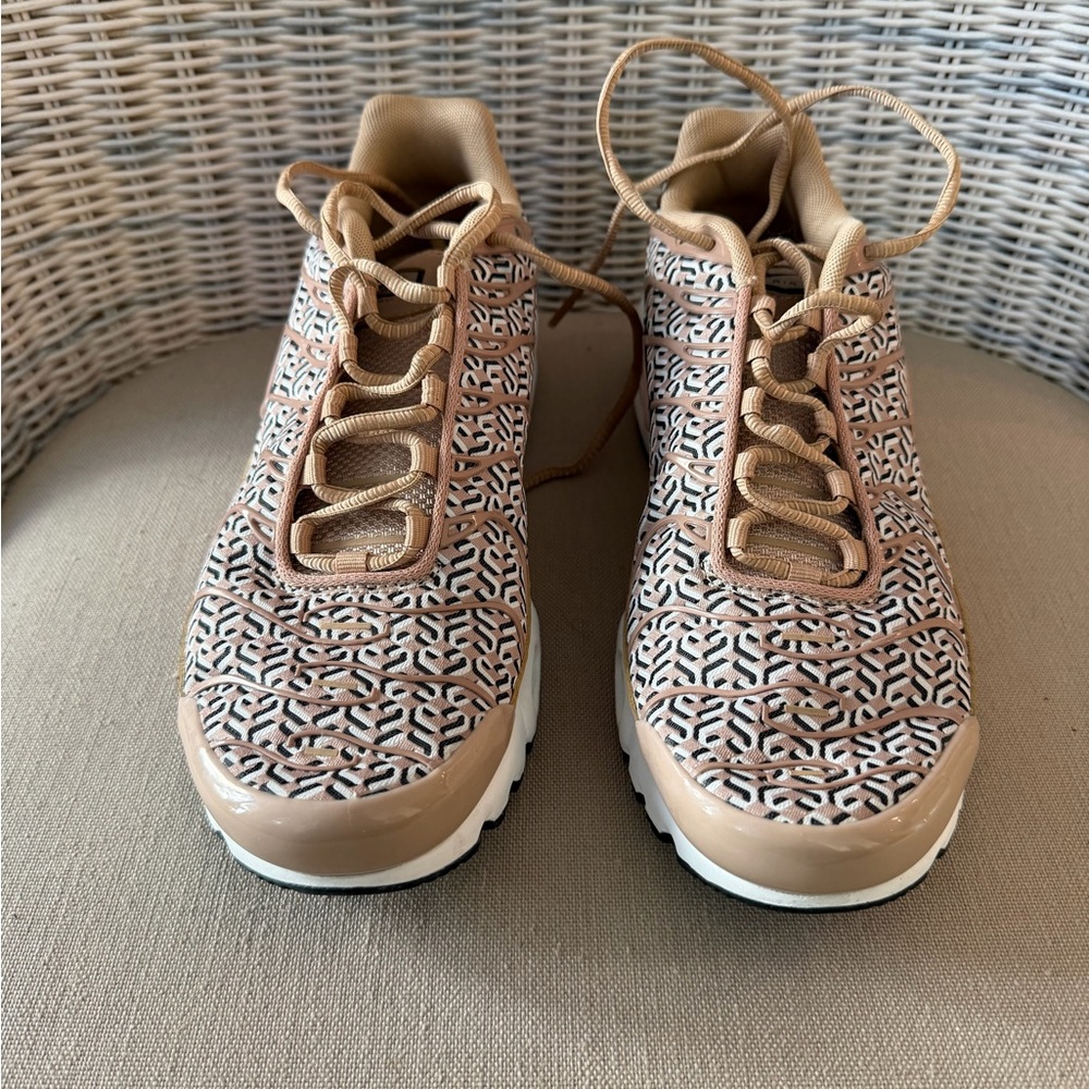 Nike Women9s Sneakers Tan Black White Pattern